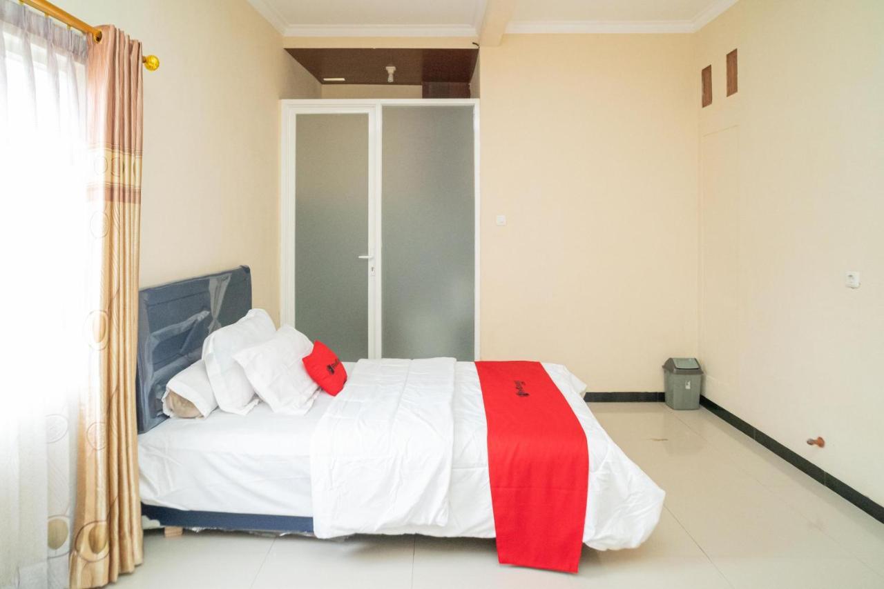 Reddoorz At Villa Akbar 3 Batu  Extérieur photo