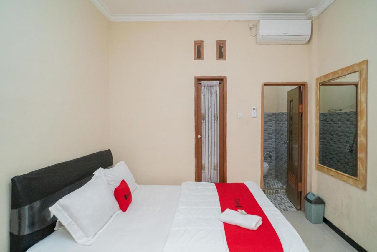 Reddoorz At Villa Akbar 3 Batu  Extérieur photo