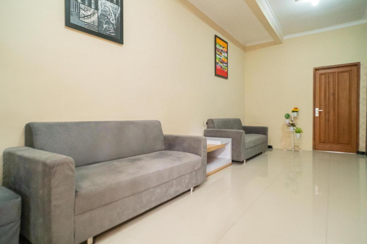 Reddoorz At Villa Akbar 3 Batu  Extérieur photo