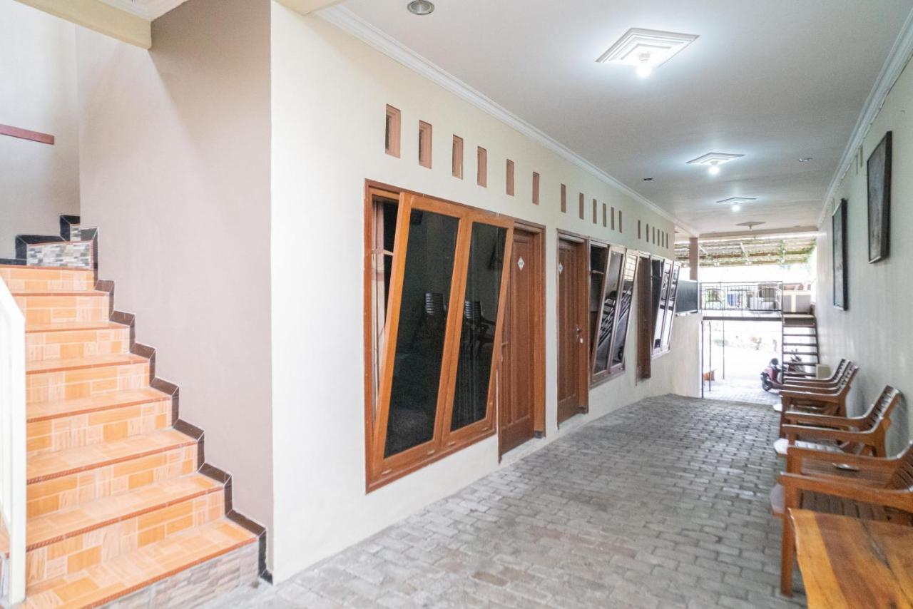 Reddoorz At Villa Akbar 3 Batu  Extérieur photo