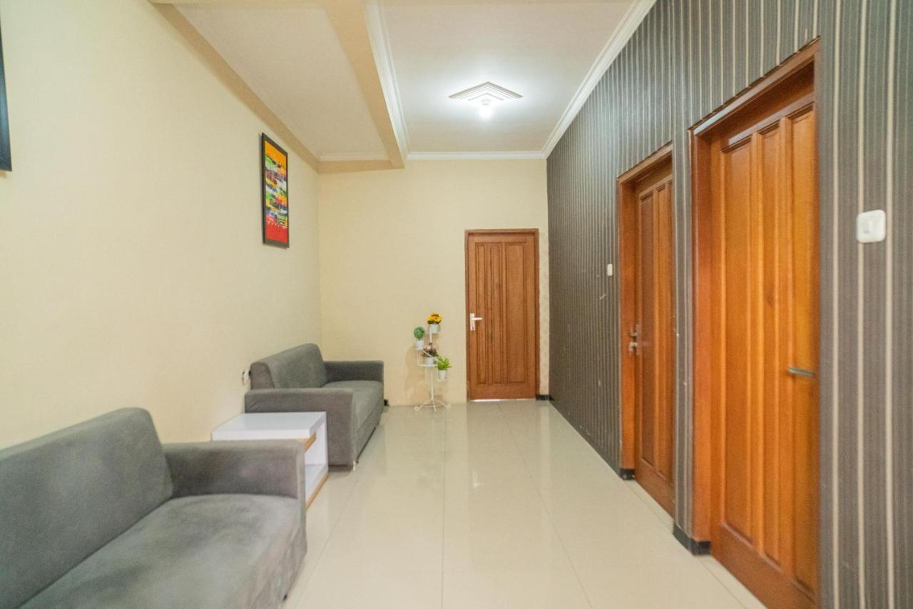 Reddoorz At Villa Akbar 3 Batu  Extérieur photo