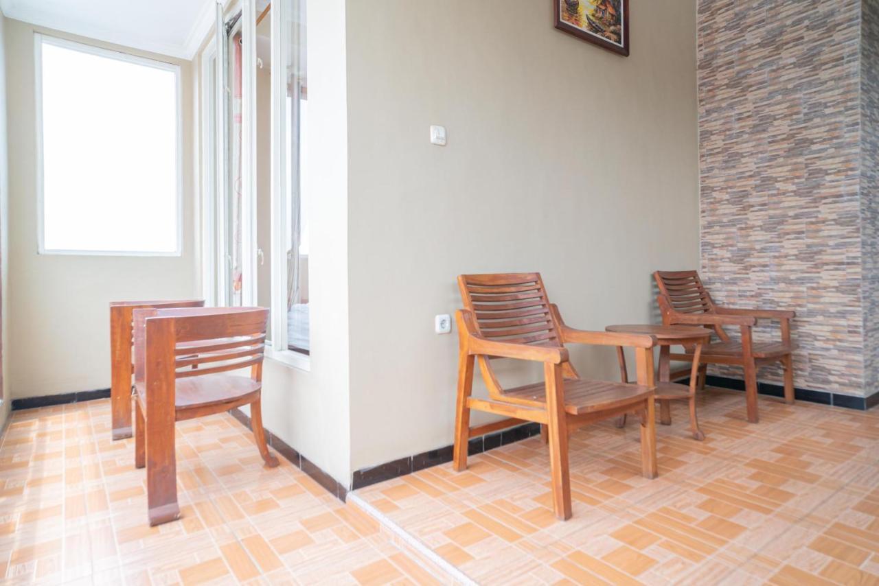 Reddoorz At Villa Akbar 3 Batu  Extérieur photo